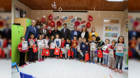 Bakan Alemdar Miniklerin Karne Heyecanna Ortak Oldu