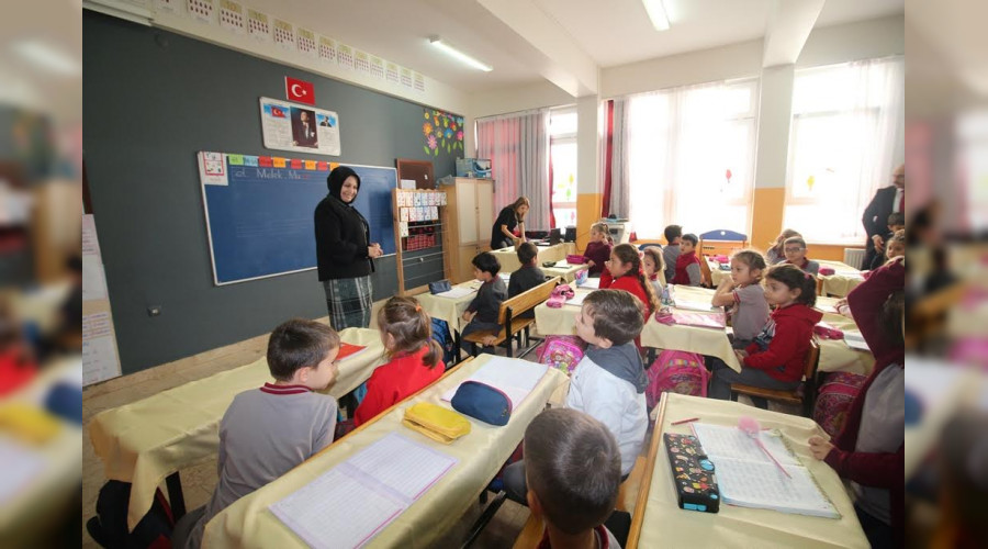 Fazilet Durmuş minik öğrencilerle şarkı söyledi