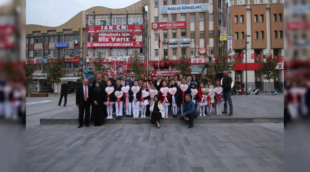 Eitimciler Baretmen Atatrk'n Antna elenk Sundu