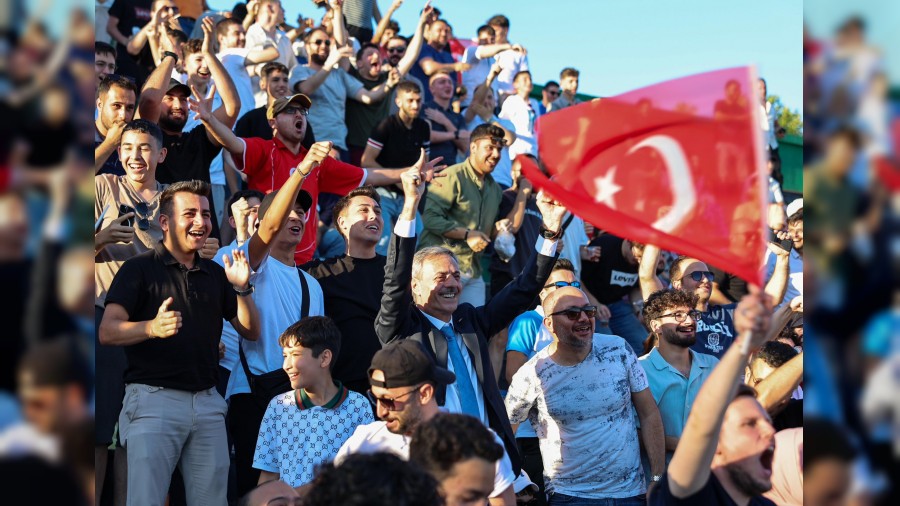 Milli ma heyecan yine Millet Bahesindeki dev ekranda