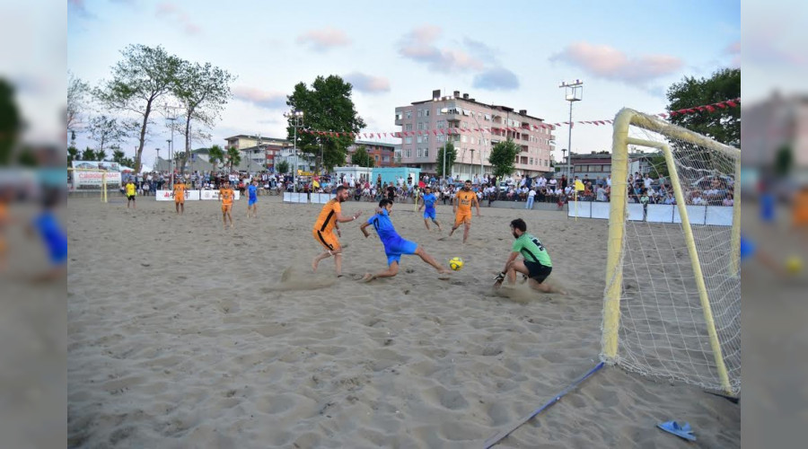 Karasu'da Plaj Futbolu Heyecan Balyor