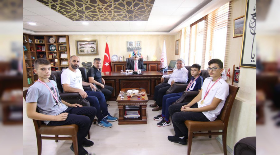 Minik ampiyonlar l Mdr Arif zsoy'u Ziyaret Etti.