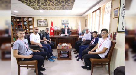 Minik ampiyonlar l Mdr Arif zsoy'u Ziyaret Etti.