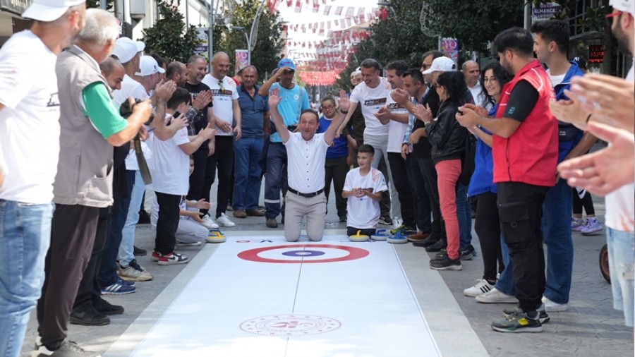 "ÇARK CADDESİNDE YOLU KESİP MAÇ YAPTILAR"