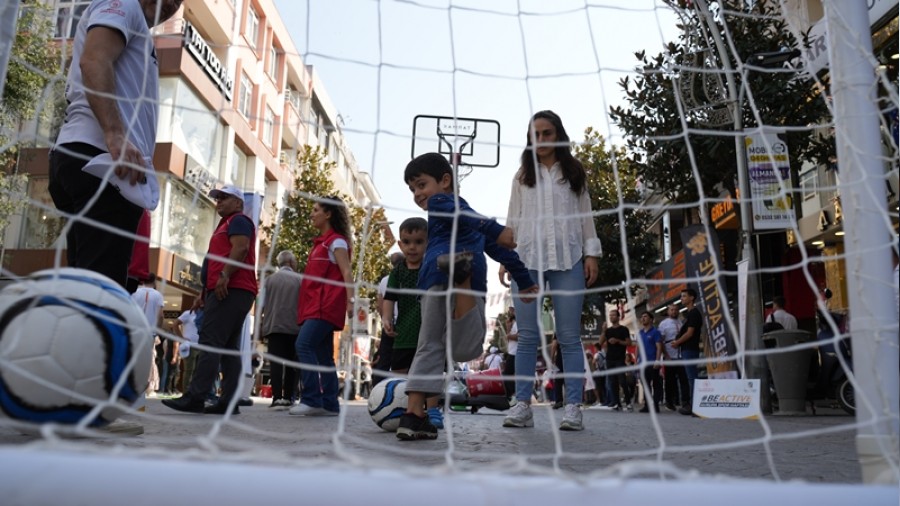 "ÇARK CADDESİNDE YOLU KESİP MAÇ YAPTILAR"