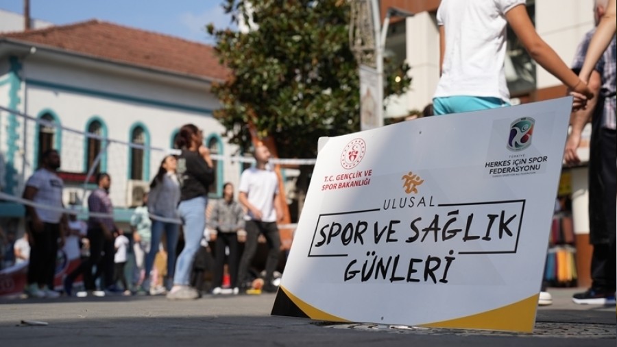 "ÇARK CADDESİNDE YOLU KESİP MAÇ YAPTILAR"