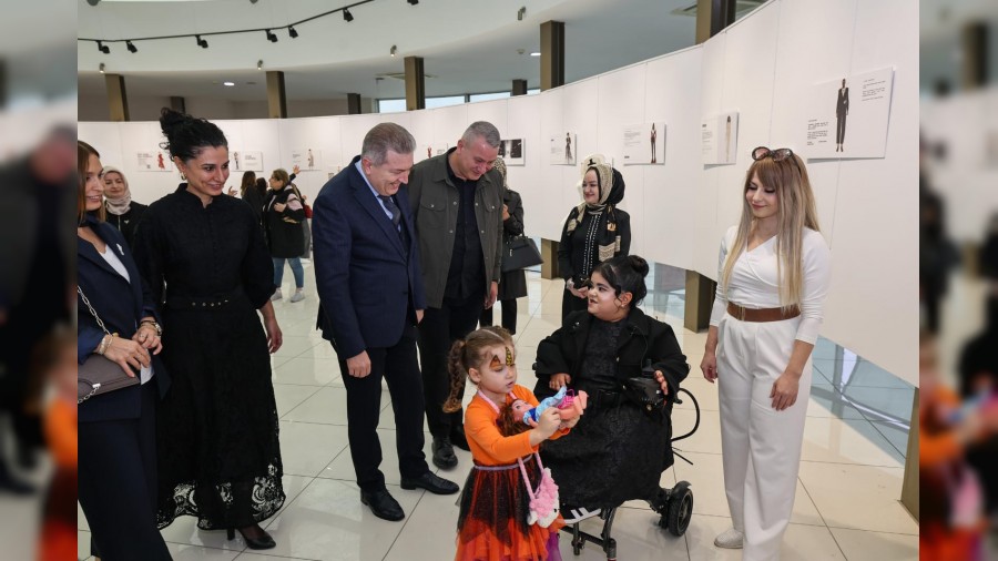 Irmak Can Kayddan ilk moda sergisi: Bir Hayalin Kysnda sanatseverlerle bulutu