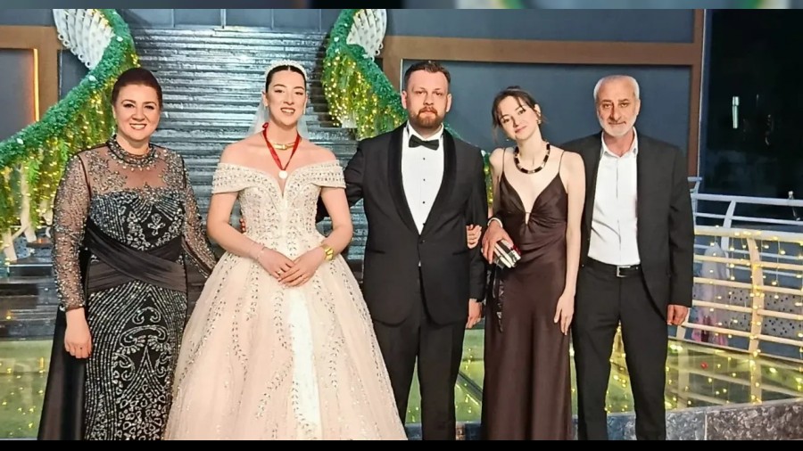 Lara ve Can Dnya Evine Girdi; Siyaset Ve  Dnyasndan Geni Katlm