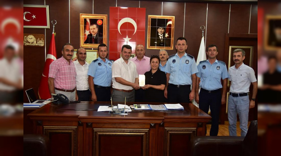 Emekli Olan Zabıta Personeline Plaket