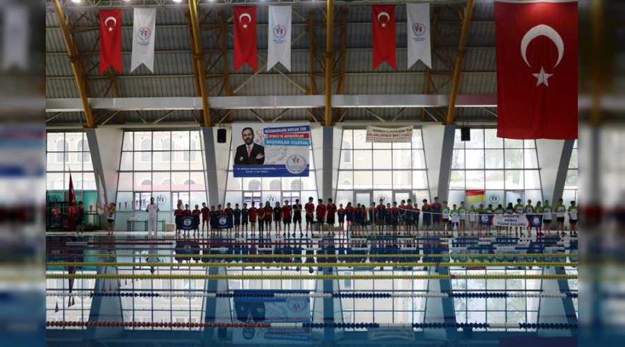 Yüzme Yarışları Nefes Kesti
