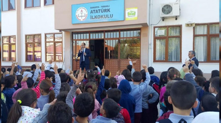 KAYMAKAM MAKAM OTOMOBLNE ALDII RENCLE BERABER ATATRK LKOKULU'NU ZYARET ETT