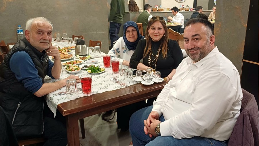 Levent Candan, dostlaryla Serdivan Kebapbeyde nc grup iftarn gerekletirdi