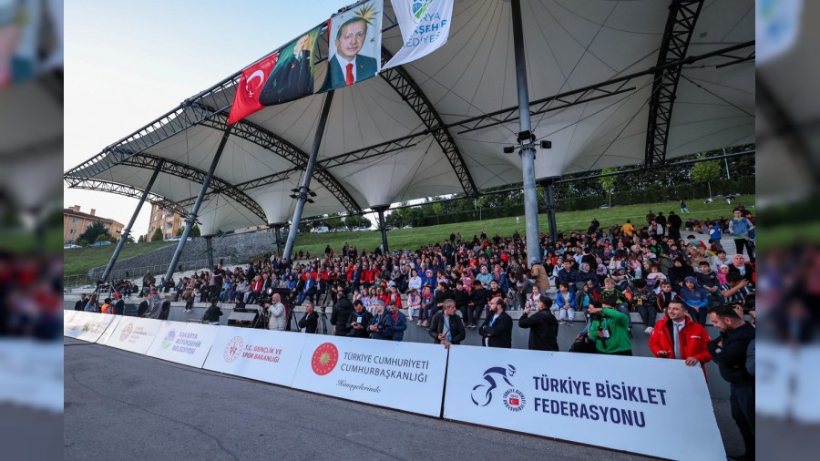 Sahne ovlar, gsterilerle len tadnda seremoni