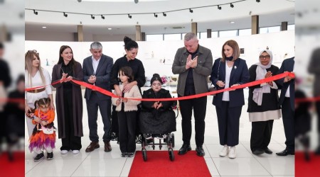 Irmak Can Kayddan ilk moda sergisi: Bir Hayalin Kysnda sanatseverlerle bulutu