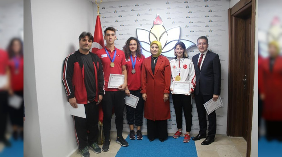 Serdivan Anadolu Lisesinin ampiyon rencilerine Durmu'tan Baar Belgesi