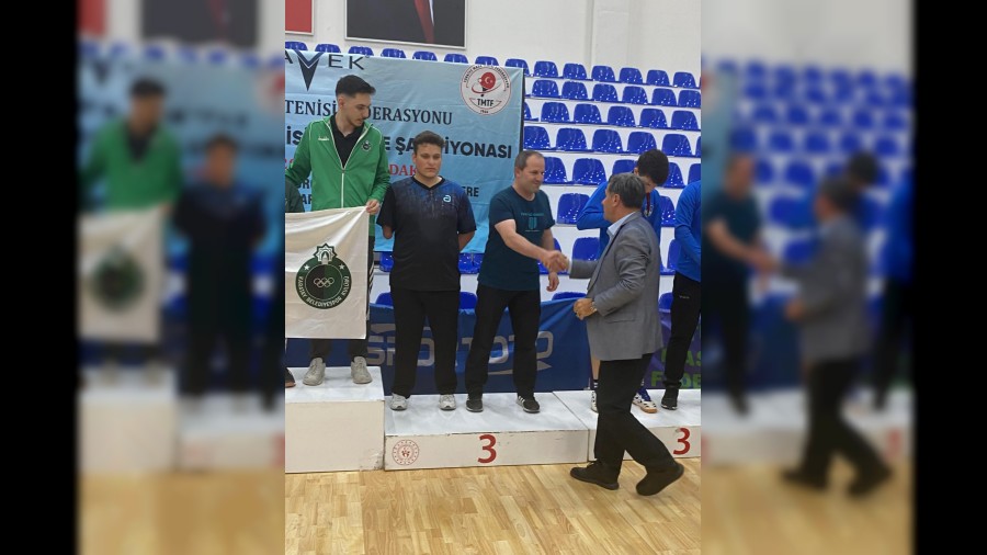 Yenihayat Spor Kulb Para Masa Tenisi sporcusundan tarihi baar.