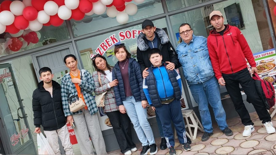 Adapazar��nda �zbek k�lt�r� sofralara ta��nd�. Sel�uk �ZKURT: "Burada sadece yemek de�il, bir �zbek k�lt�r� ya�at�yoruz"