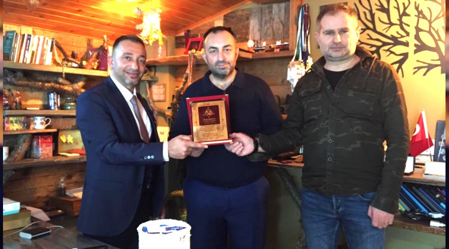 Bakan Demir'den LC Haber Ajans'na plaket