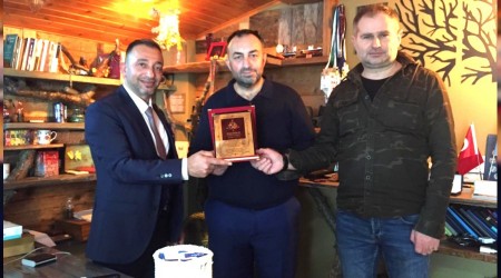 Bakan Demir'den LC Haber Ajans'na plaket