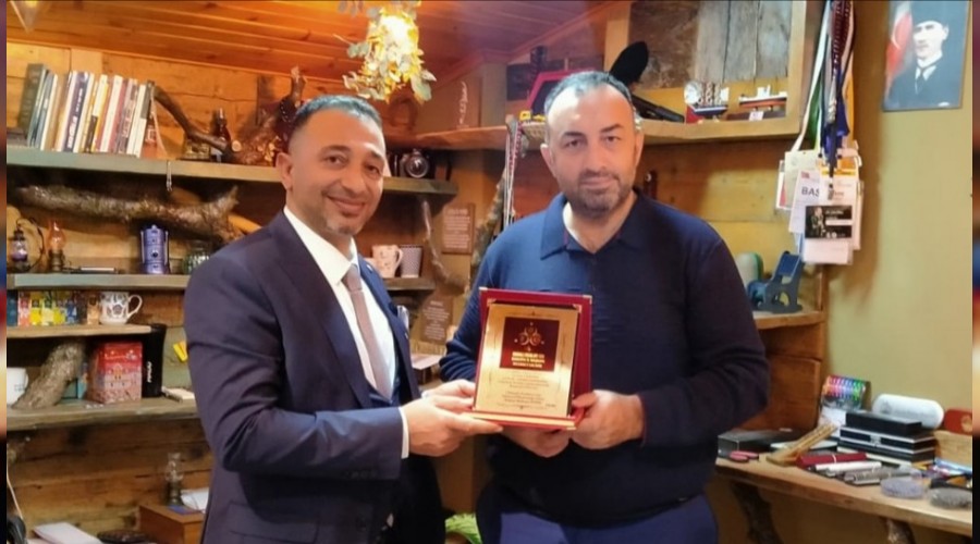 Bakan Demir'den LC Haber Ajans'na plaket