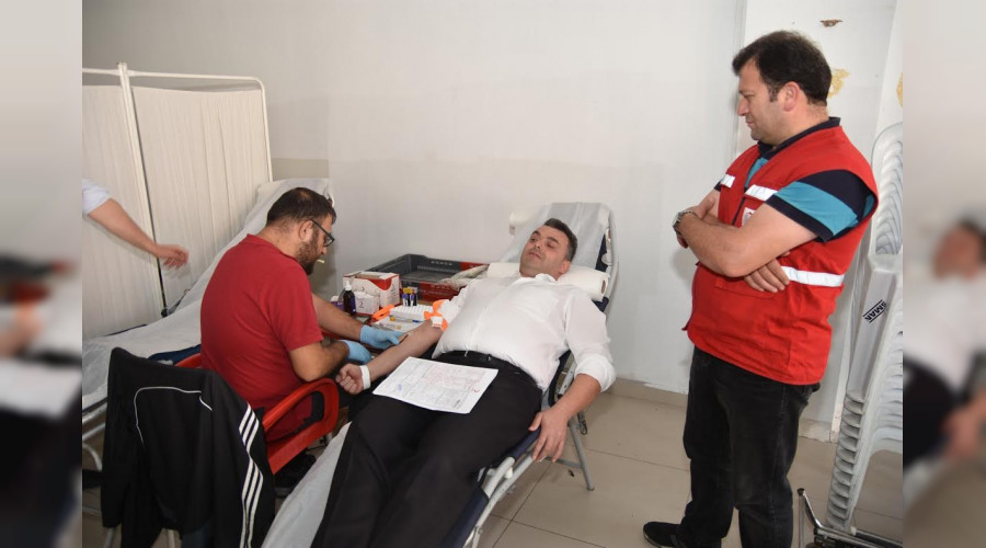 Bakan shak Sar, AK Parti Karasu le Tekilat ile Birlikte Kzlay'a Kan Banda Bulundu.