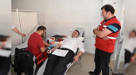 Bakan shak Sar, AK Parti Karasu le Tekilat ile Birlikte Kzlay'a Kan Banda Bulundu.