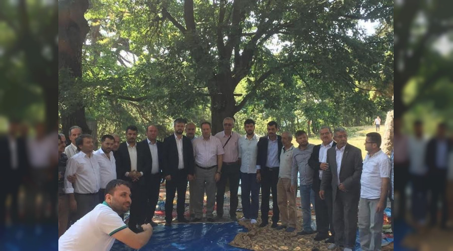 MHP Teşkilatı Geyve Kayadibi Mahallesi'nde Şehitler için okutulan Mevlid Programına katıldılar