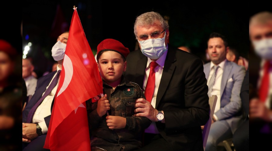 Sakarya halkı Demokrasi Meydanı’nda 15 Temmuz’u andı