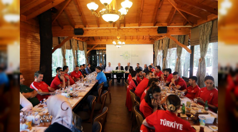 ampiyon Karatecilere Moral Yemei Verildi