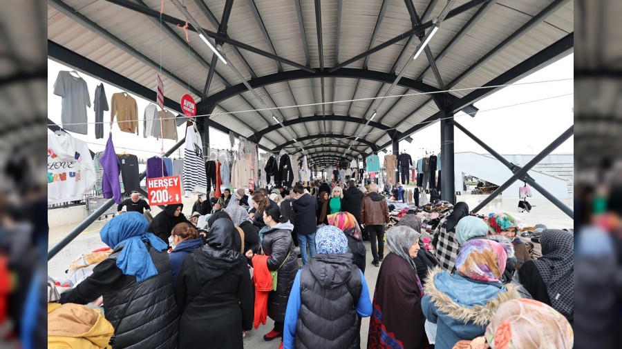 Yenikent Bölgesine Yeni Soluk: Giyim ve Kumaş Pazarı Açıldı