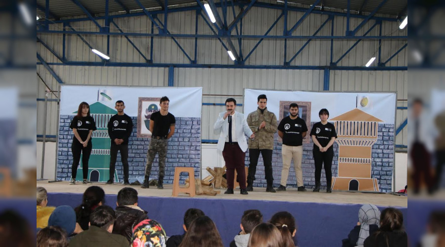 AKYAZI BELEDYESNDEN DOKURCUN'LU RENCLERE TYATRO GSTERS