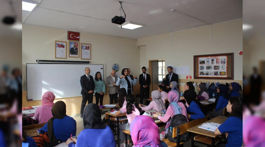 Okul Ziyaretinde Öğrencilerden Durmuş'a Sevgi Seli