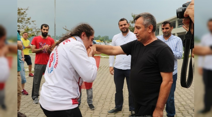 YEN HEDEF DNYA AMPYONLUU