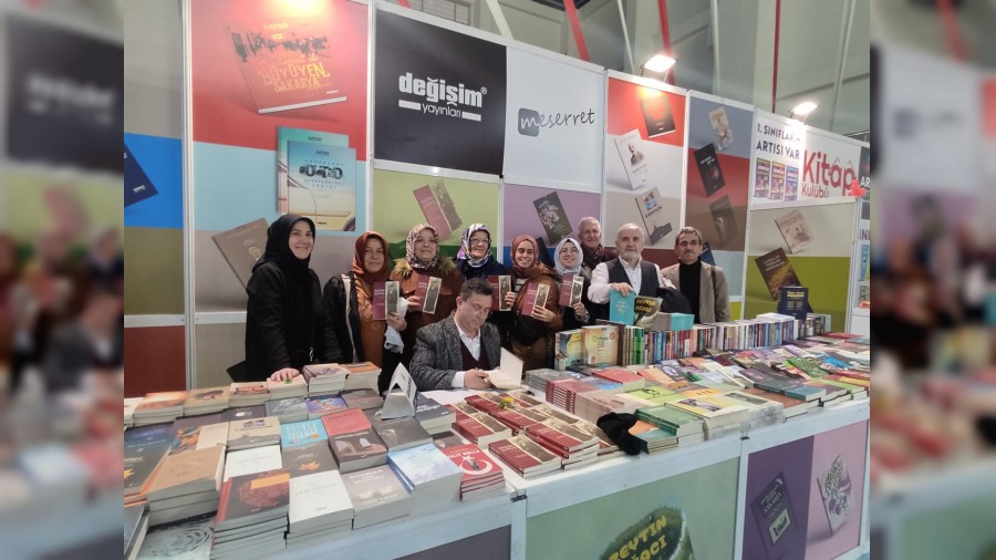 Abdulkadir en okurlaryla bulutu; Serdivan Kitap Fuarnda imza gn youn ilgi grd