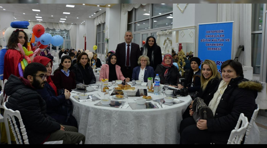 Dayanışma gecesinde gönüllerince eğlendiler