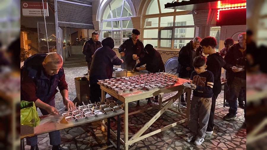 Gönül Elçileri Derneği’nden Miraç Kandilinde aşure ikramı