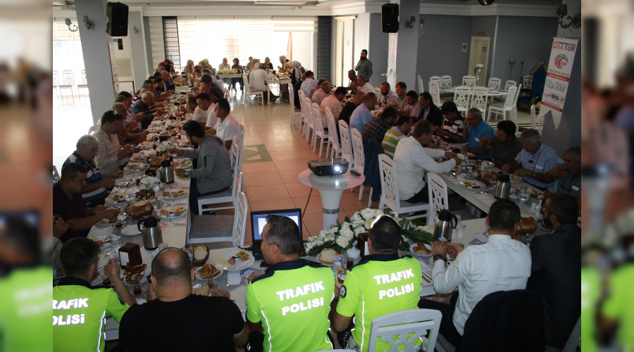 SERVİS ŞOFÖRLERİ VE HOSTESLERE TRAFİK KURALI EĞİTİMİ VERİLDİ?