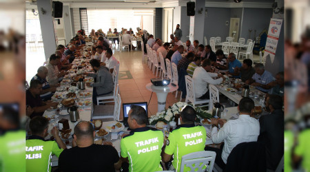 SERVİS ŞOFÖRLERİ VE HOSTESLERE TRAFİK KURALI EĞİTİMİ VERİLDİ?