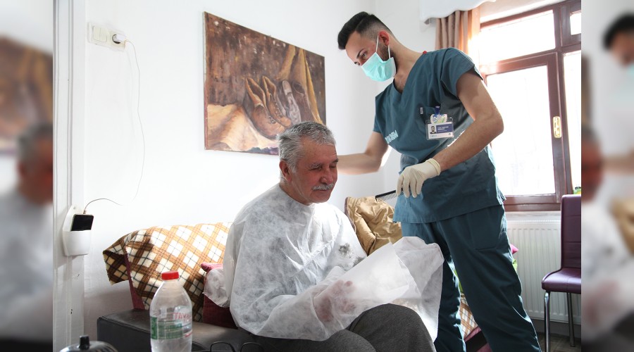 Büyükşehir’den yaşlılara evde berber hizmeti