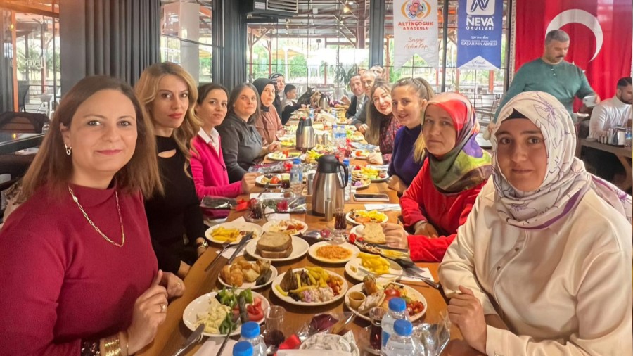 Karadere Muhtar Ferruh Aknck, retmenlerle kahvaltda bulutu