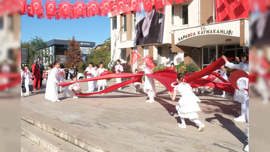 Sapancada Cumhuriyetin 102. Yl Byk Bir Cokuyla Kutland