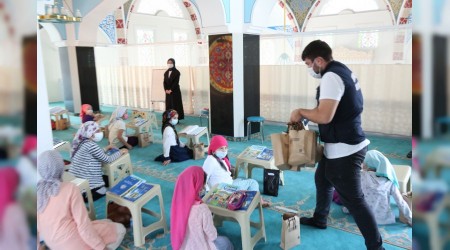 Kuran Öğrenen Miniklere Bayram Öncesi Hediyeler Verildi