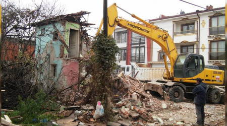 ERENLER'DE METRUK BİNALARIN YIKIMI SÜRÜYOR