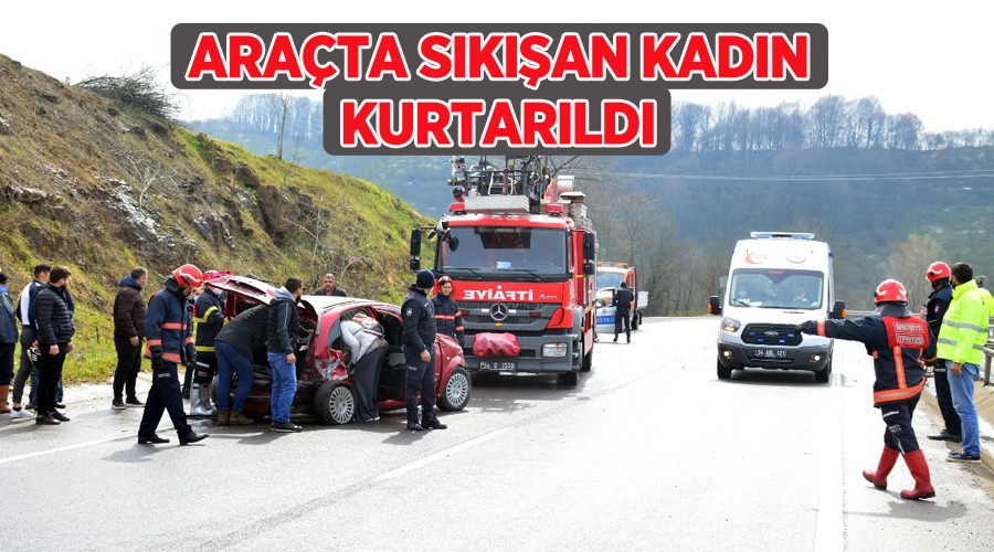 ARAÇTA SIKIŞAN KADIN KURTARILDI