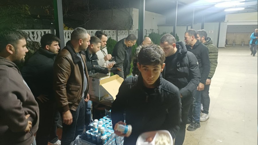 Yukar� Kirazca'da kandil gelene�i mahalleyi bir araya getiriyor