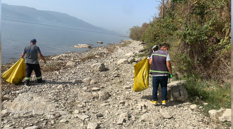 Sapanca Gölü'nün etrafı temizlendi