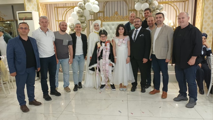 Ahmet Deniz erkekli�e ilk ad�m�n� att�