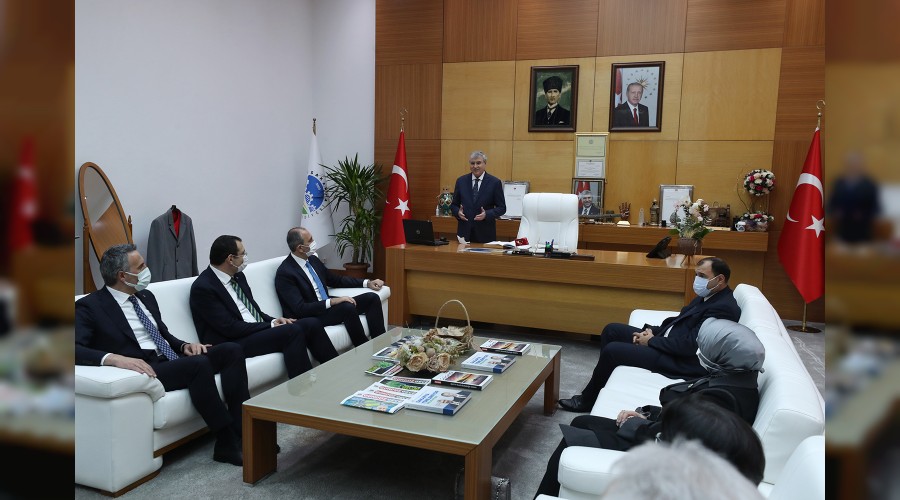Bakan Abdülhamit Gül Büyükşehir Belediyesini ziyaret etti