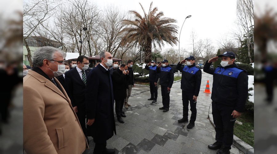 Bakan Abdülhamit Gül Büyükşehir Belediyesini ziyaret etti