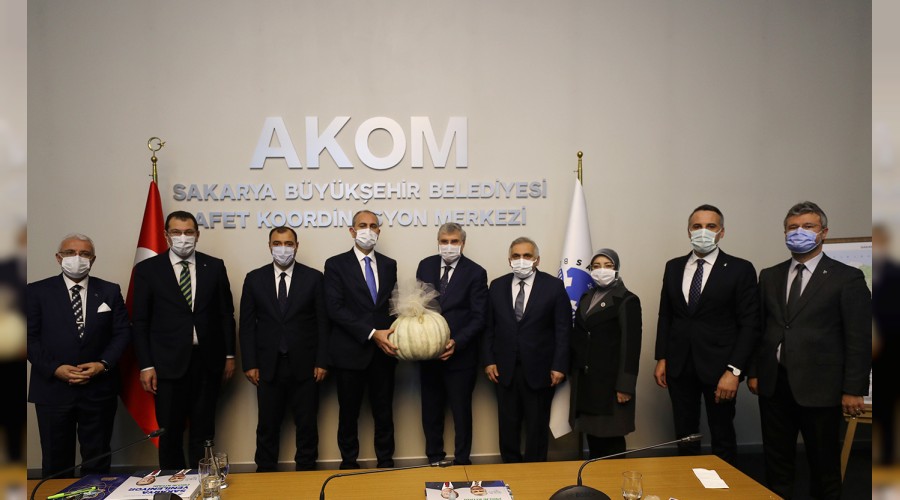 Bakan Abdülhamit Gül Büyükşehir Belediyesini ziyaret etti